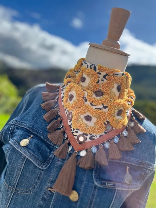 Pañoleta Floral Mostaza Bordada 2