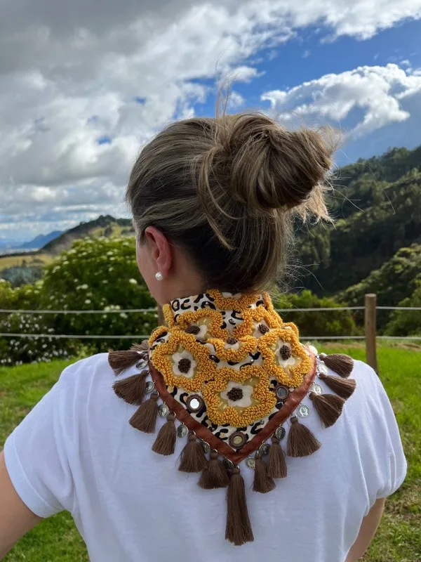 Pañoleta Floral Mostaza Bordada 3