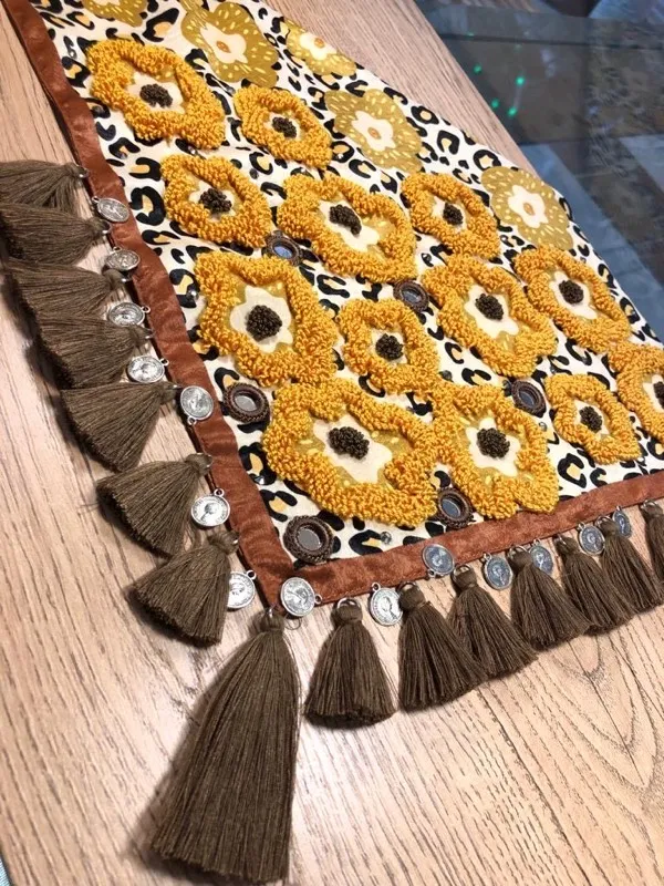 Pañoleta Floral Mostaza Bordada 4