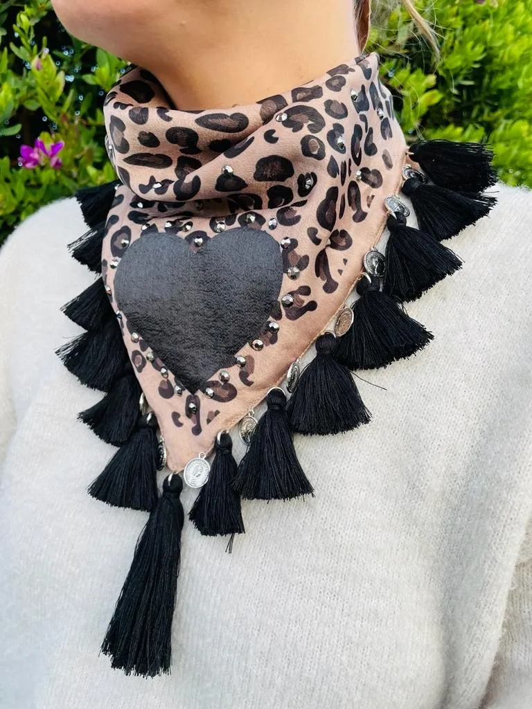 Pañoleta animal print corazon negro