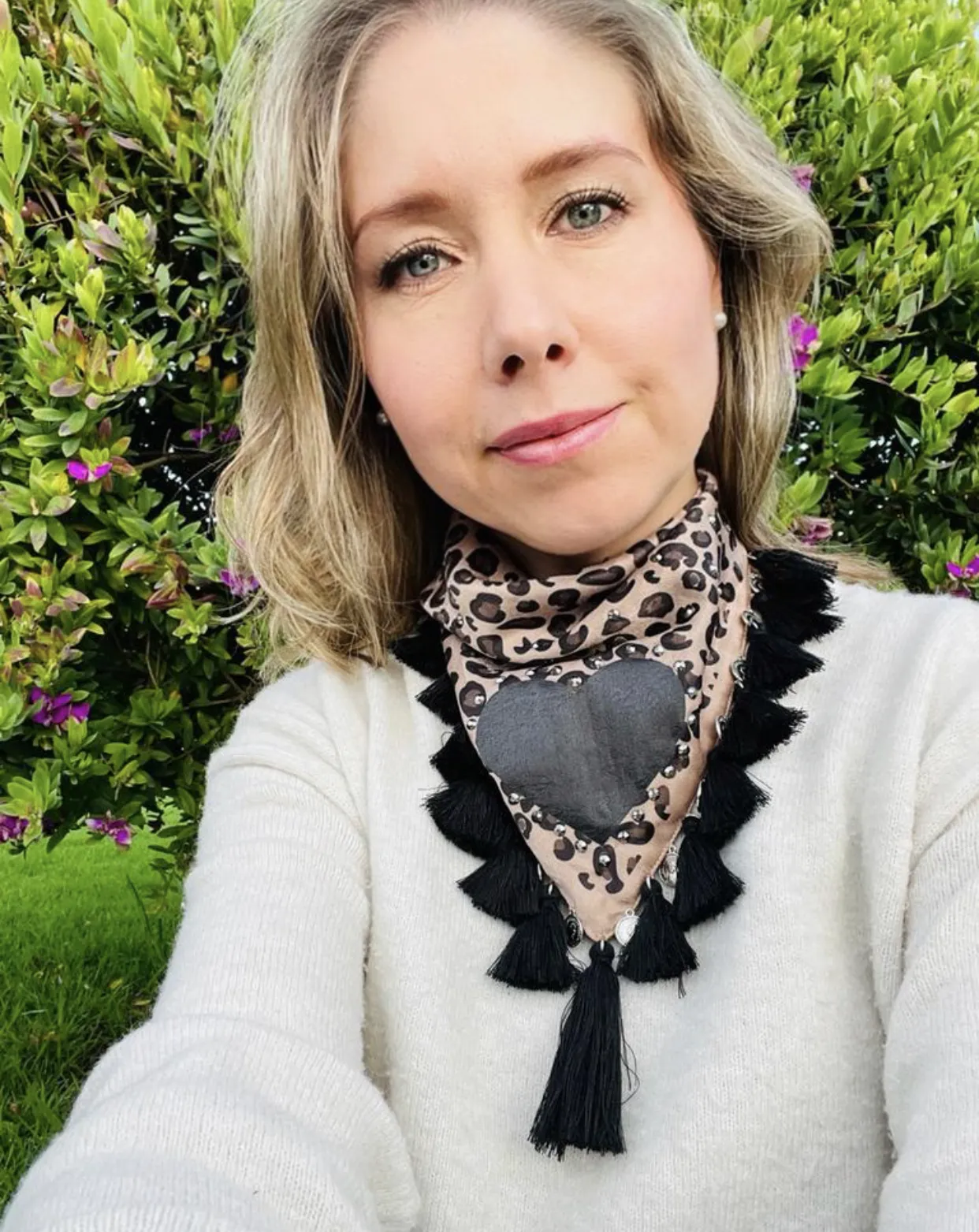 Pañoleta animal print corazon negro 5