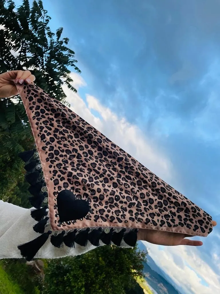 Pañoleta animal print corazon negro 6