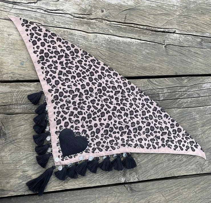 Pañoleta animal print corazon negro 7