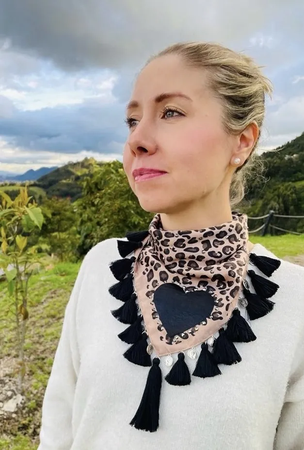 Pañoleta animal print corazon negro 8