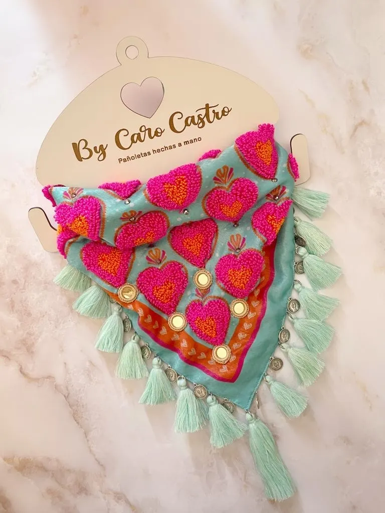 Pañoleta Bordada corazones Fucsia con Naranja.