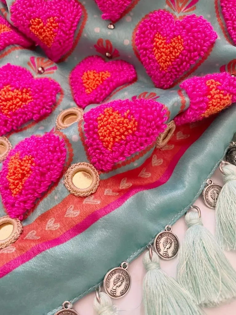 Pañoleta Bordada corazones Fucsia con Naranja. 2