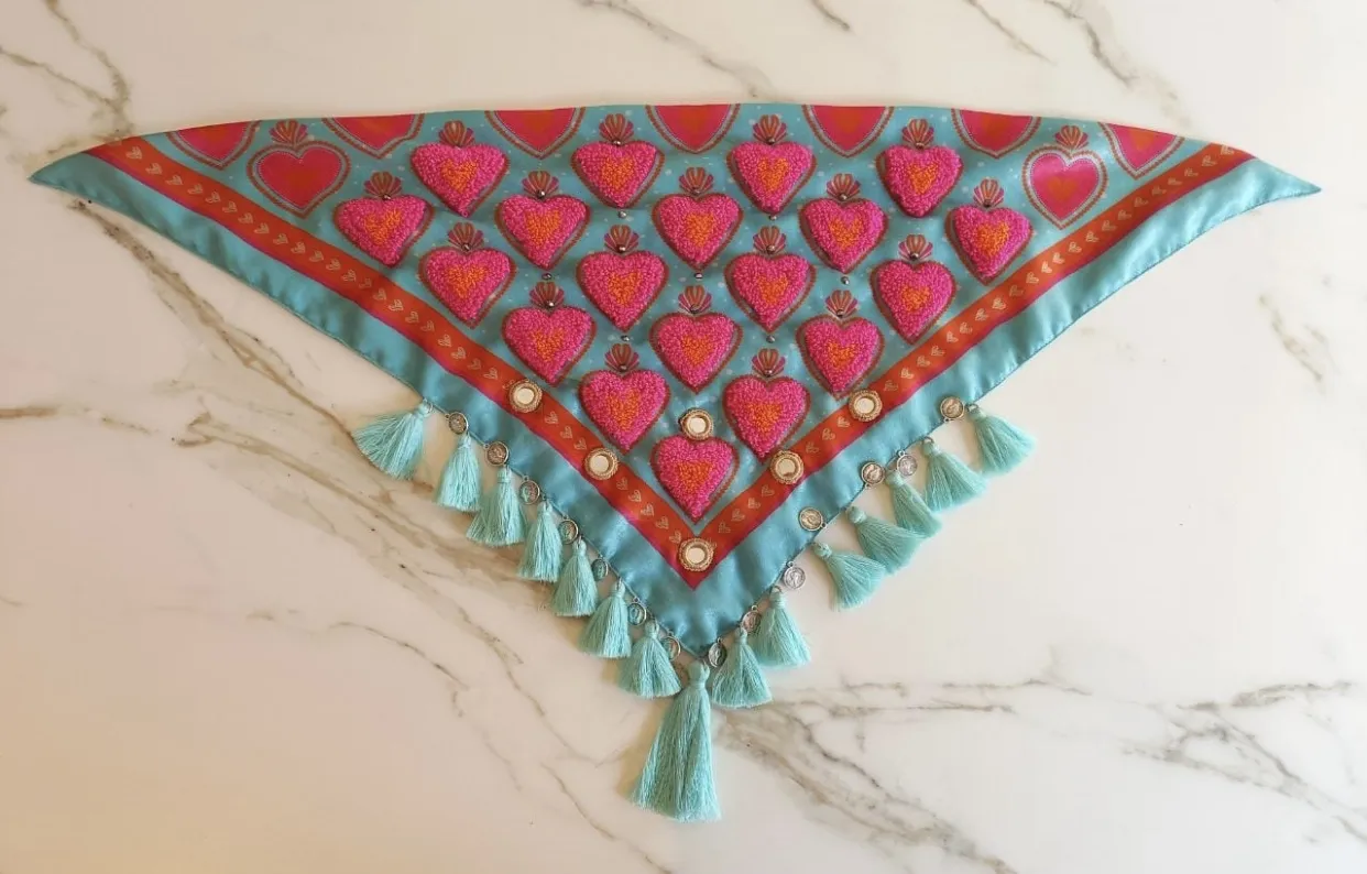 Pañoleta Bordada corazones Fucsia con Naranja. 3