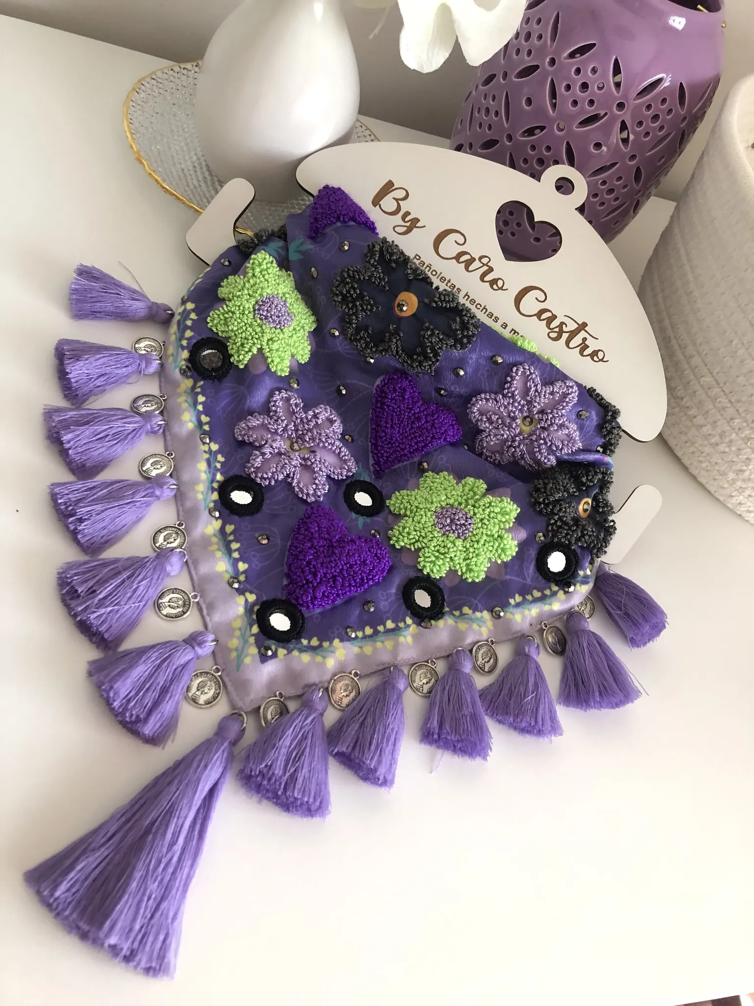 Pañoleta Bordada corazones y Flores.