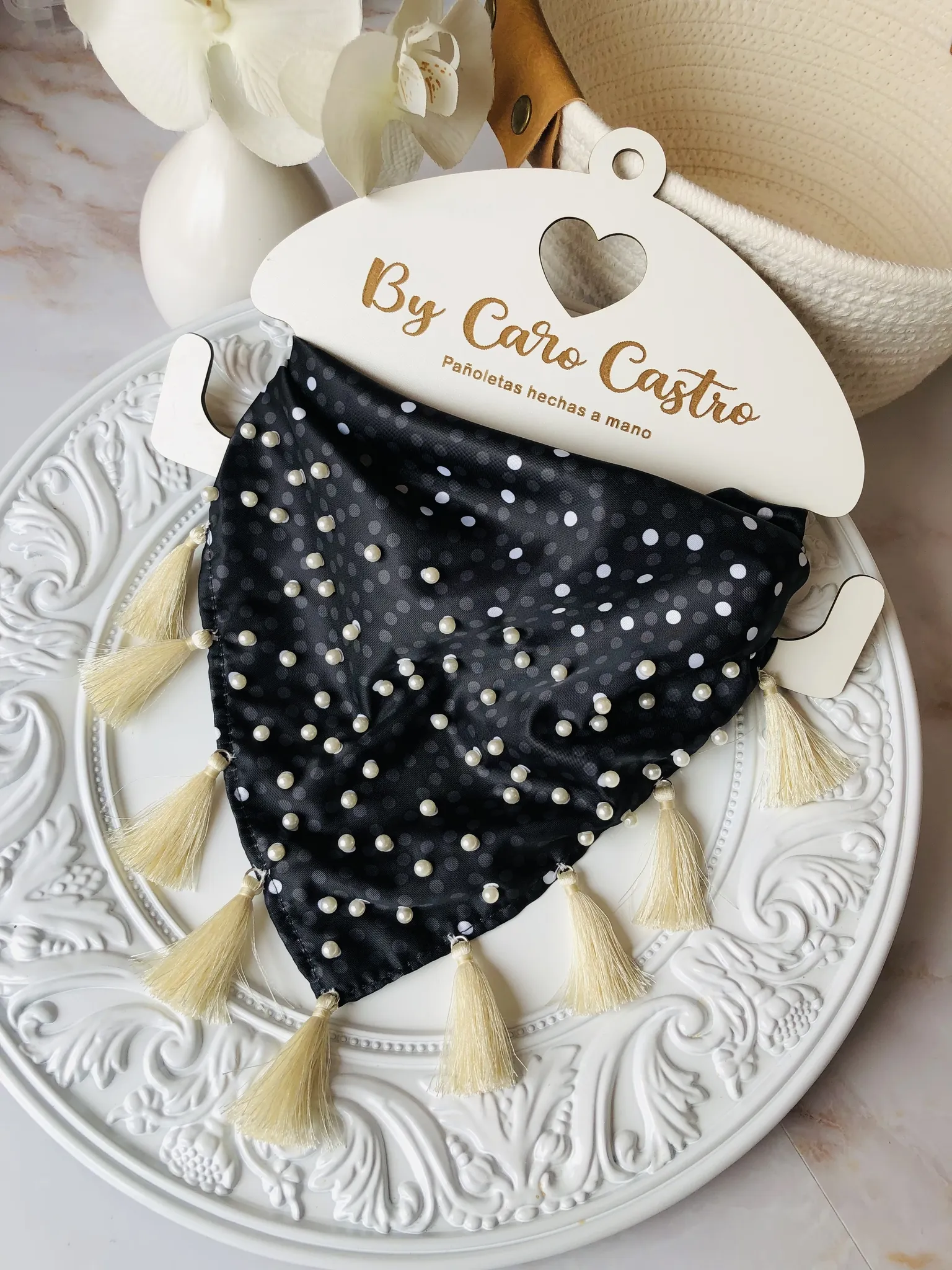 Pañoleta con perlas y borlas blancas o negras.