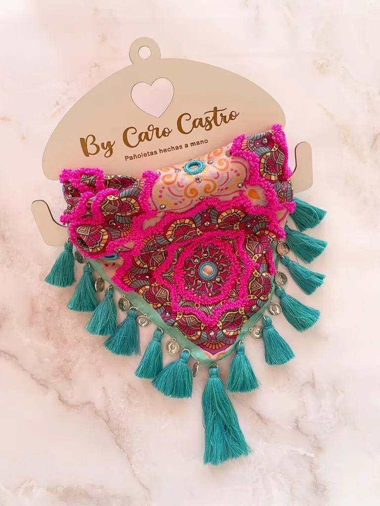 Pañoleta bordada mandala fucsia.