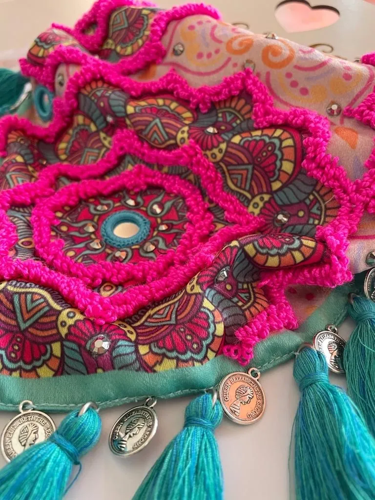 Pañoleta bordada mandala fucsia. 2