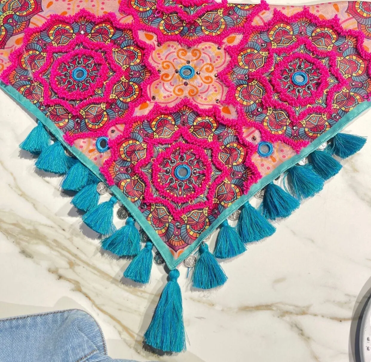 Pañoleta bordada mandala fucsia. 3