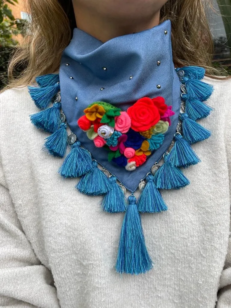 Pañoleta mi Corazon Autentico borlas Azul claro 2