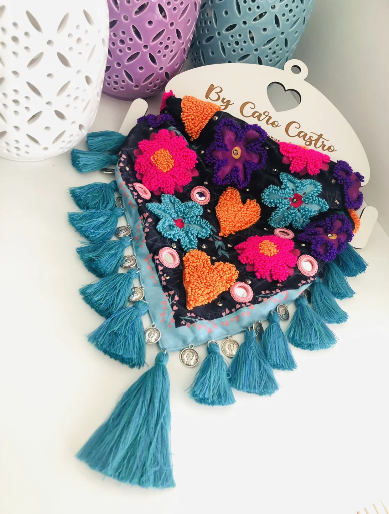 Pañoleta Bordadas corazones y flores.