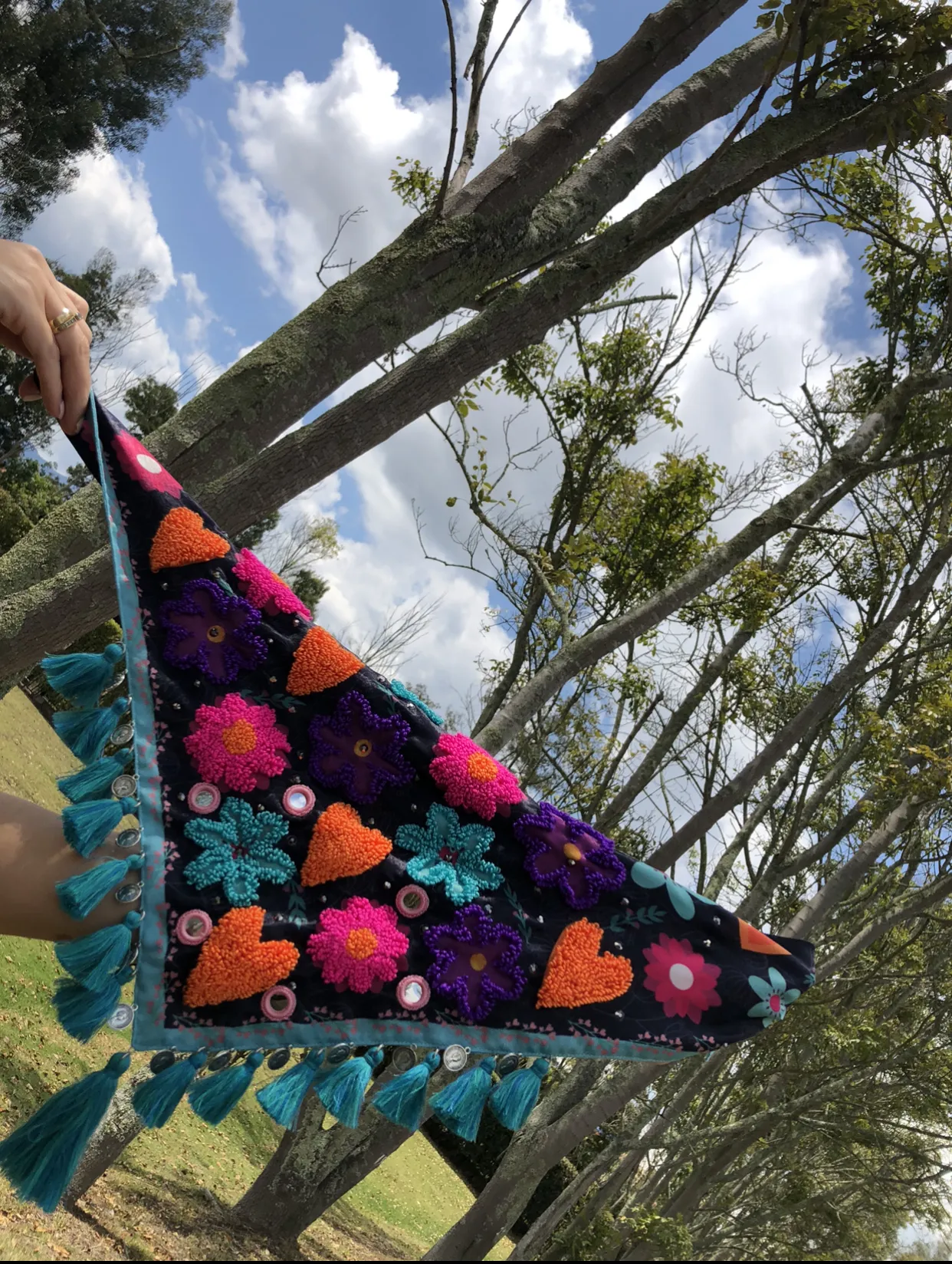 Pañoleta Bordadas corazones y flores. 3