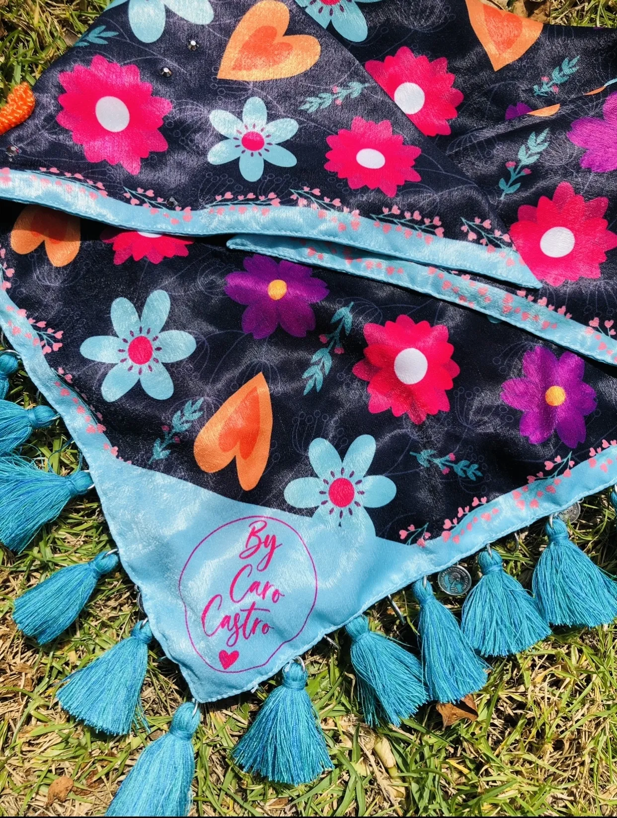 Pañoleta Bordadas corazones y flores. 4