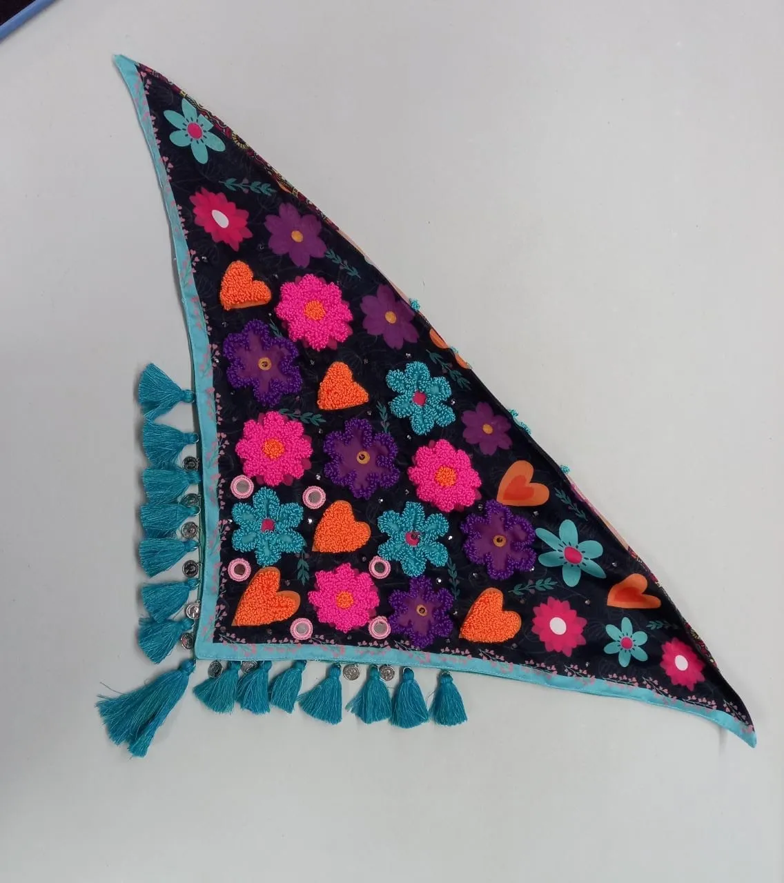 Pañoleta Bordadas corazones y flores. 5