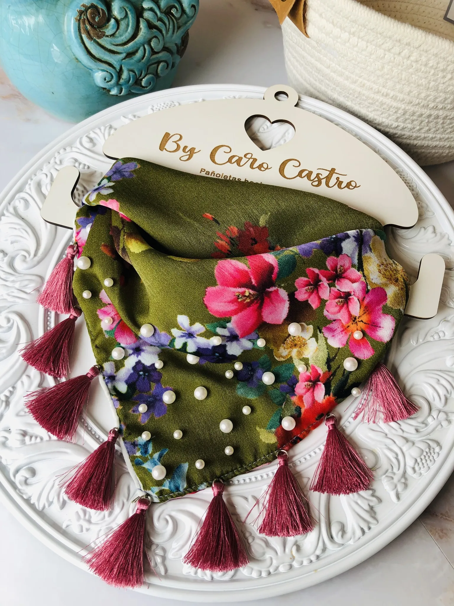 Pañoleta con borlas