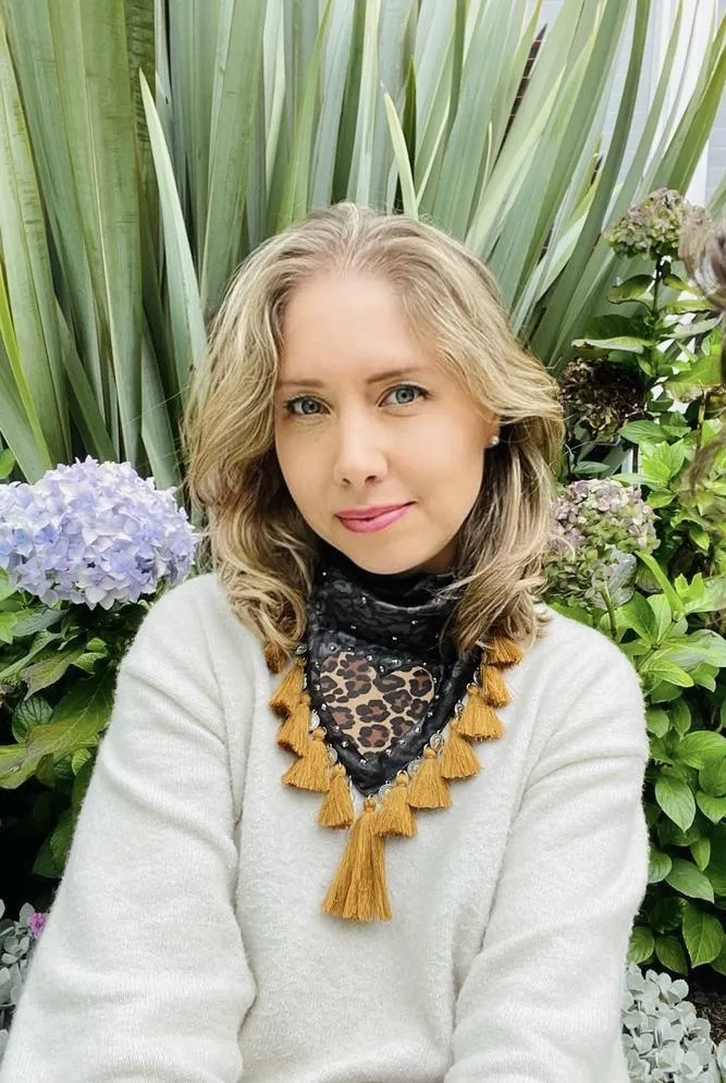 Pañoleta negra con corazon animal print.