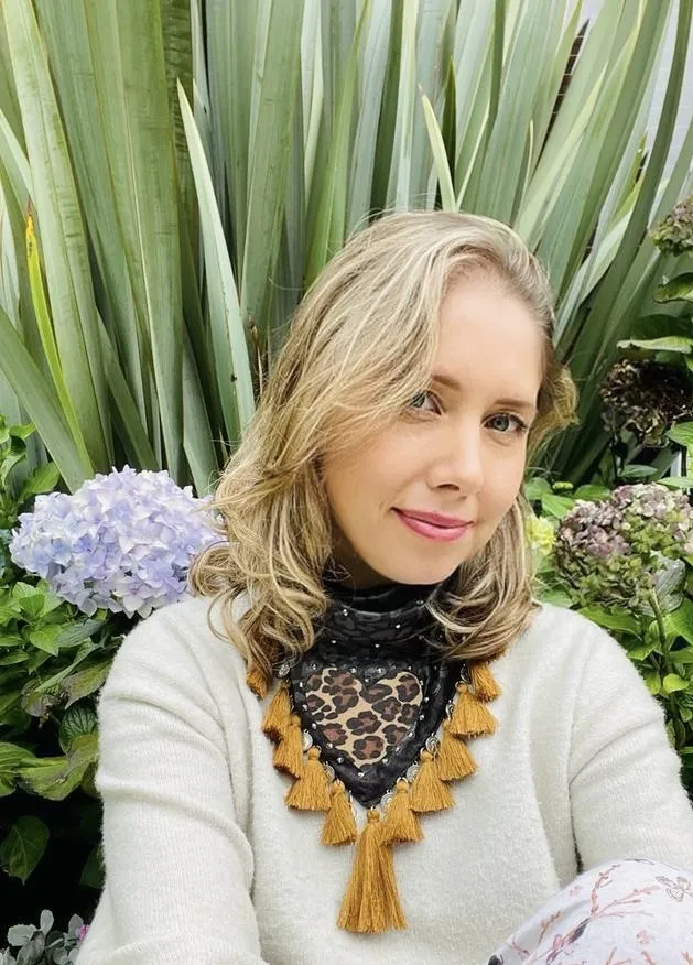 Pañoleta negra con corazon animal print. 2