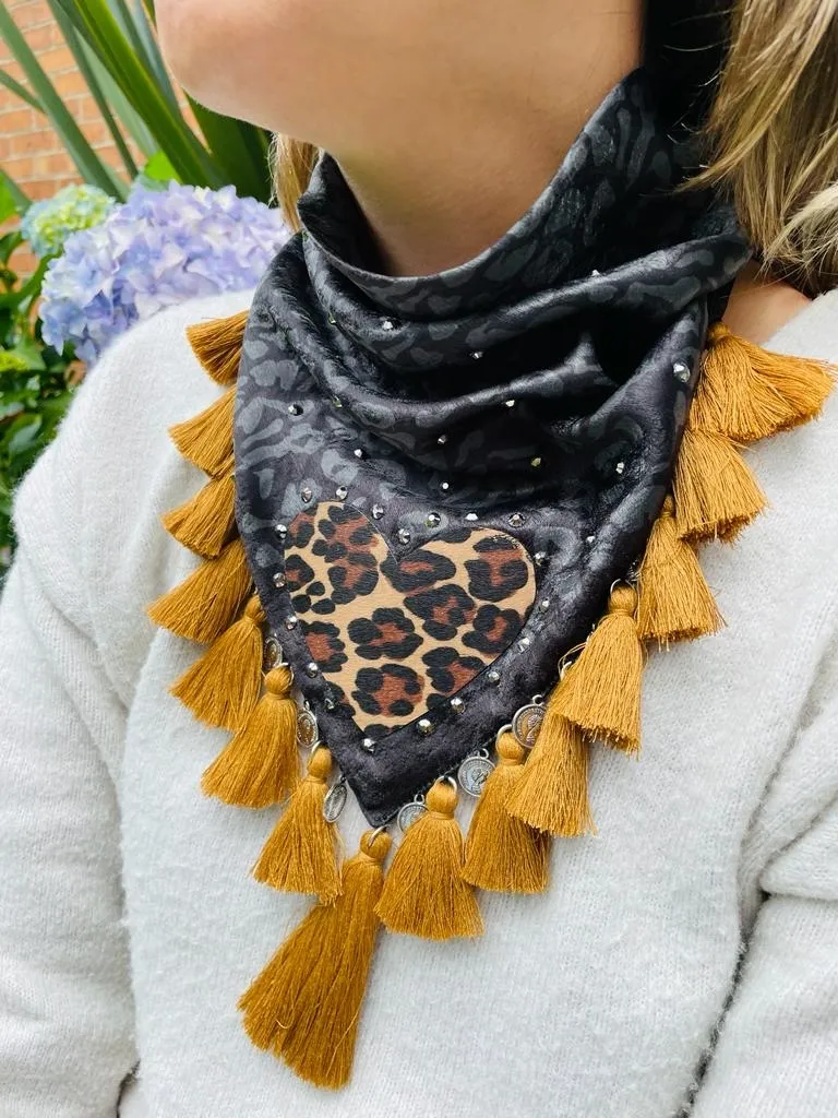 Pañoleta negra con corazon animal print. 3