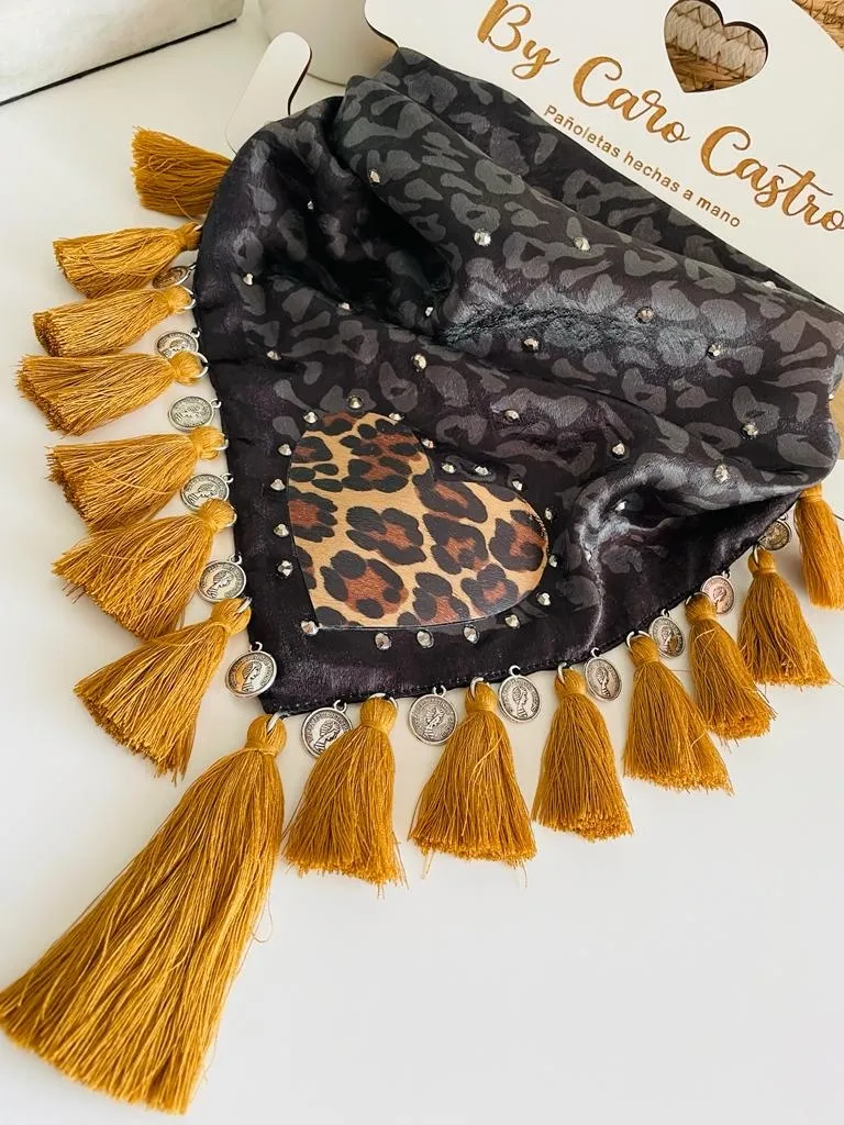 Pañoleta negra con corazon animal print. 4