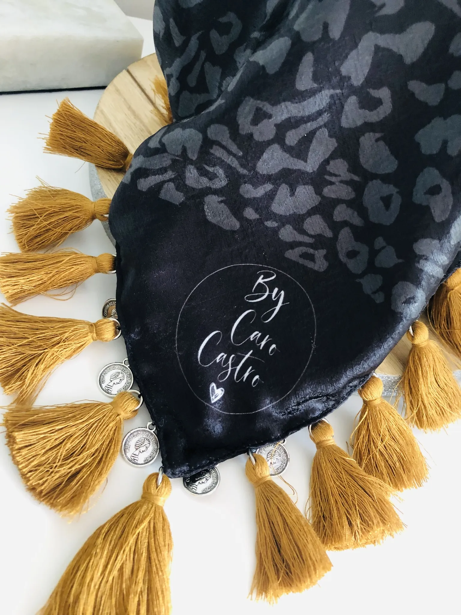 Pañoleta negra con corazon animal print. 5