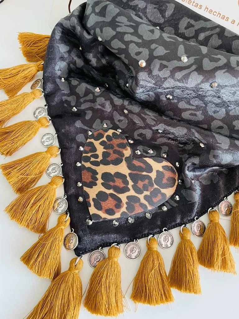 Pañoleta negra con corazon animal print. 6