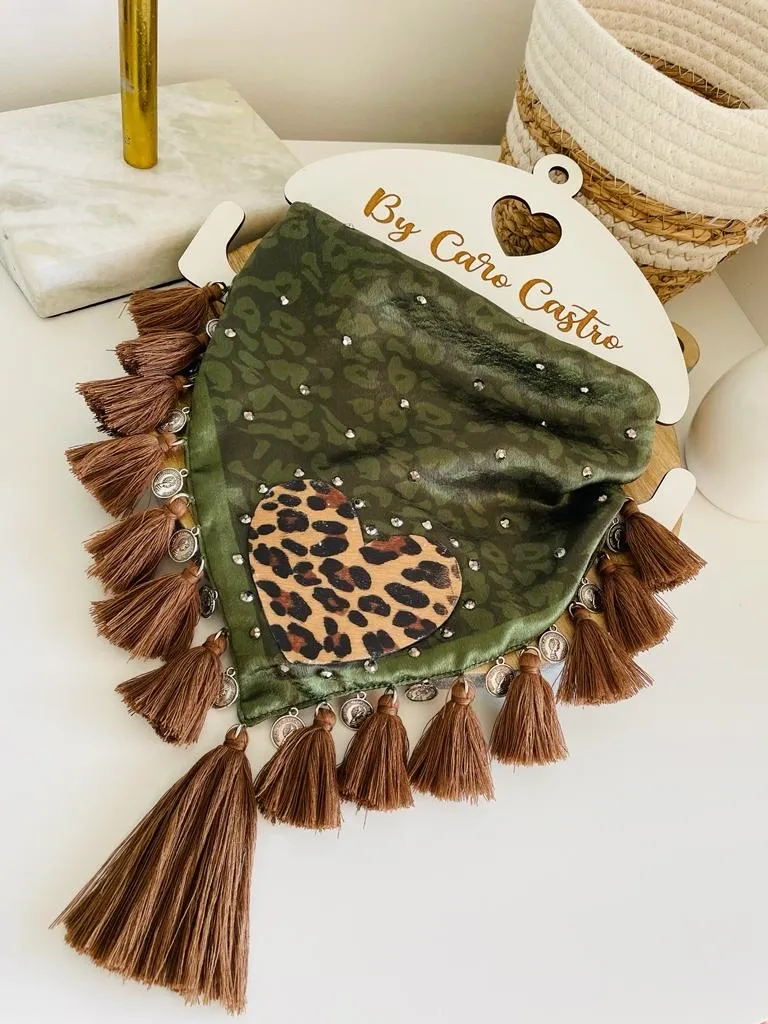 Pañoleta Verde Militar con corazon aninal print. 2