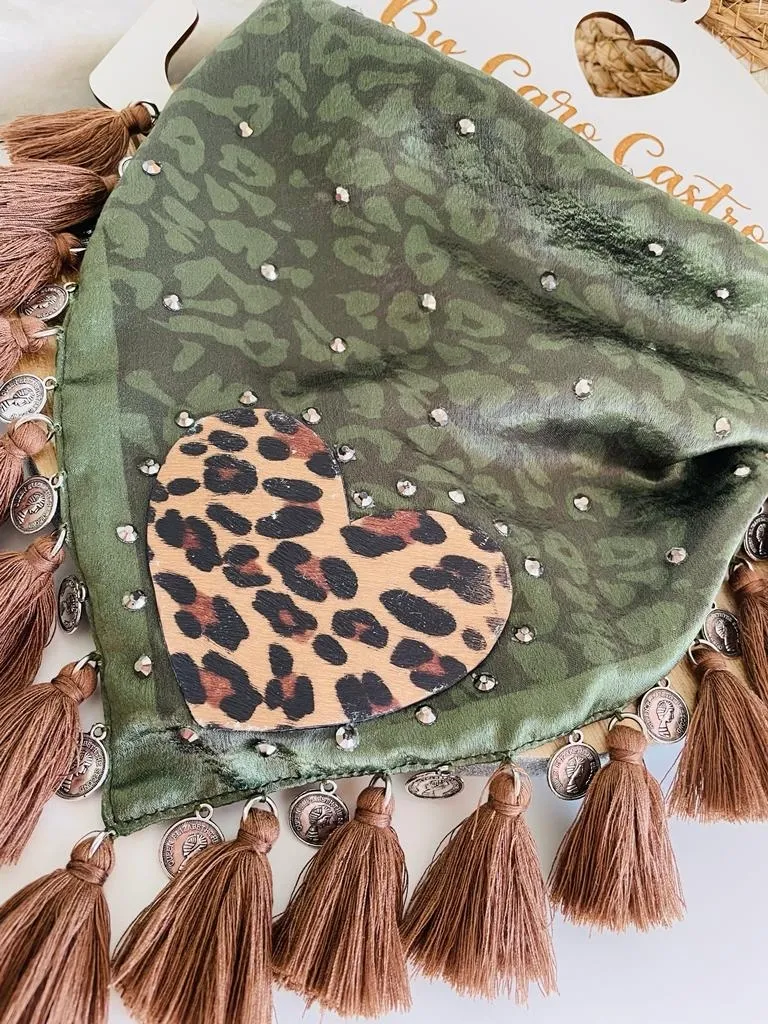 Pañoleta Verde Militar con corazon aninal print. 3