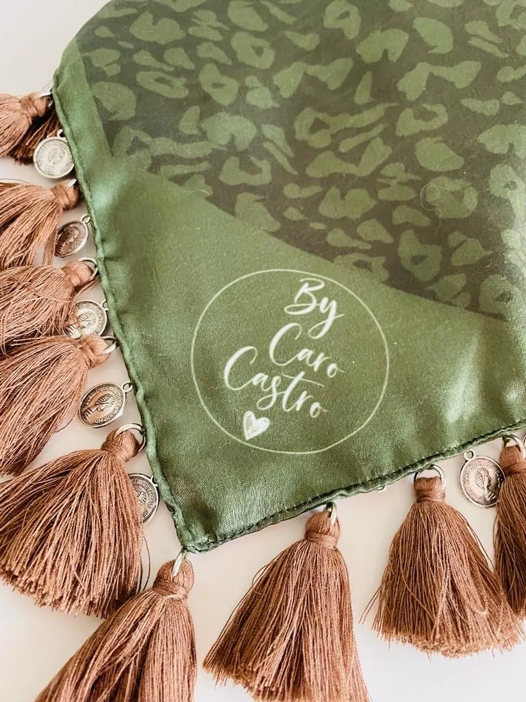 Pañoleta Verde Militar con corazon aninal print. 4