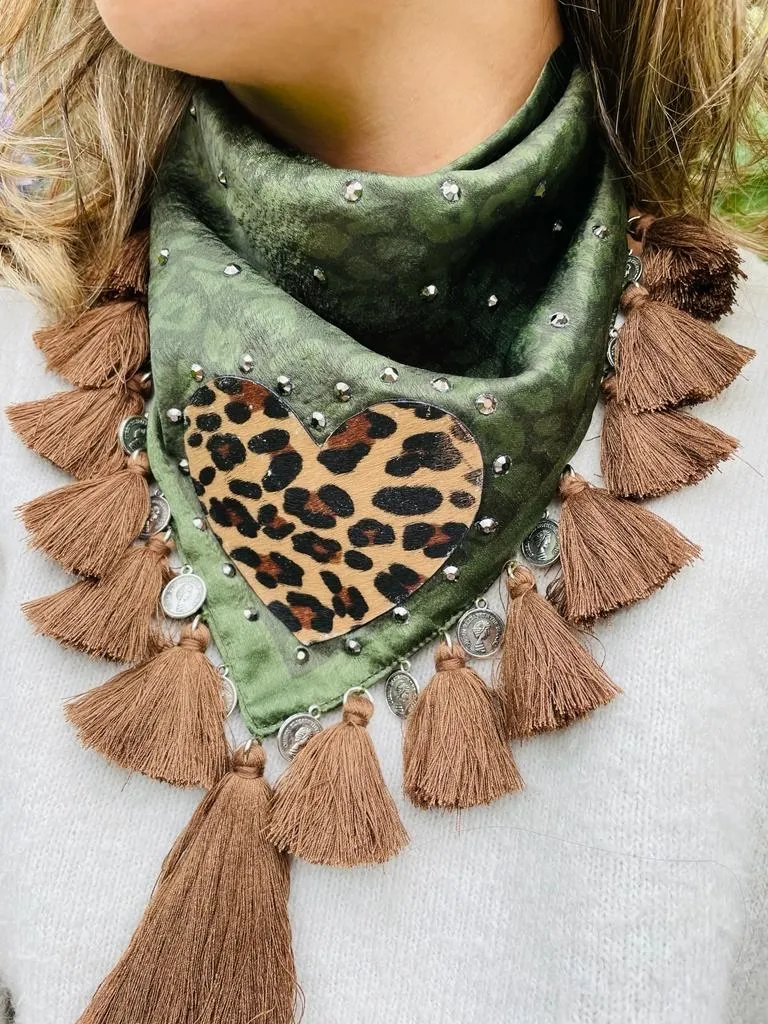 Pañoleta Verde Militar con corazon aninal print. 5