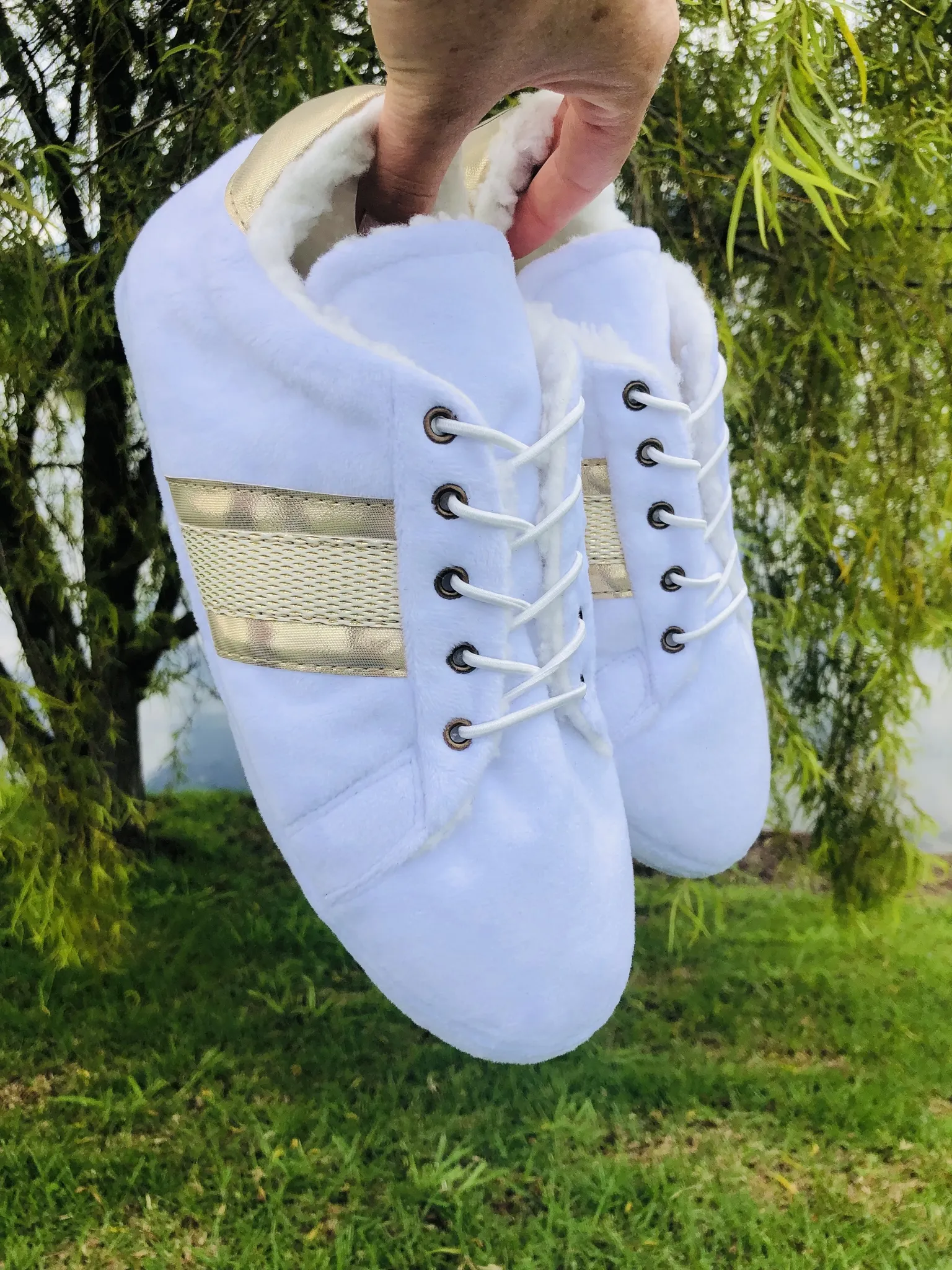 Babuchas Tennis Blancas con Línea Dorada