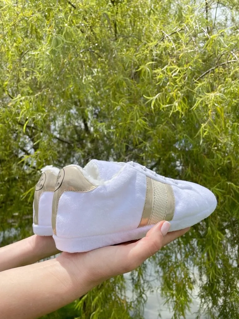 Babuchas Tennis Blancas con Línea Dorada 2