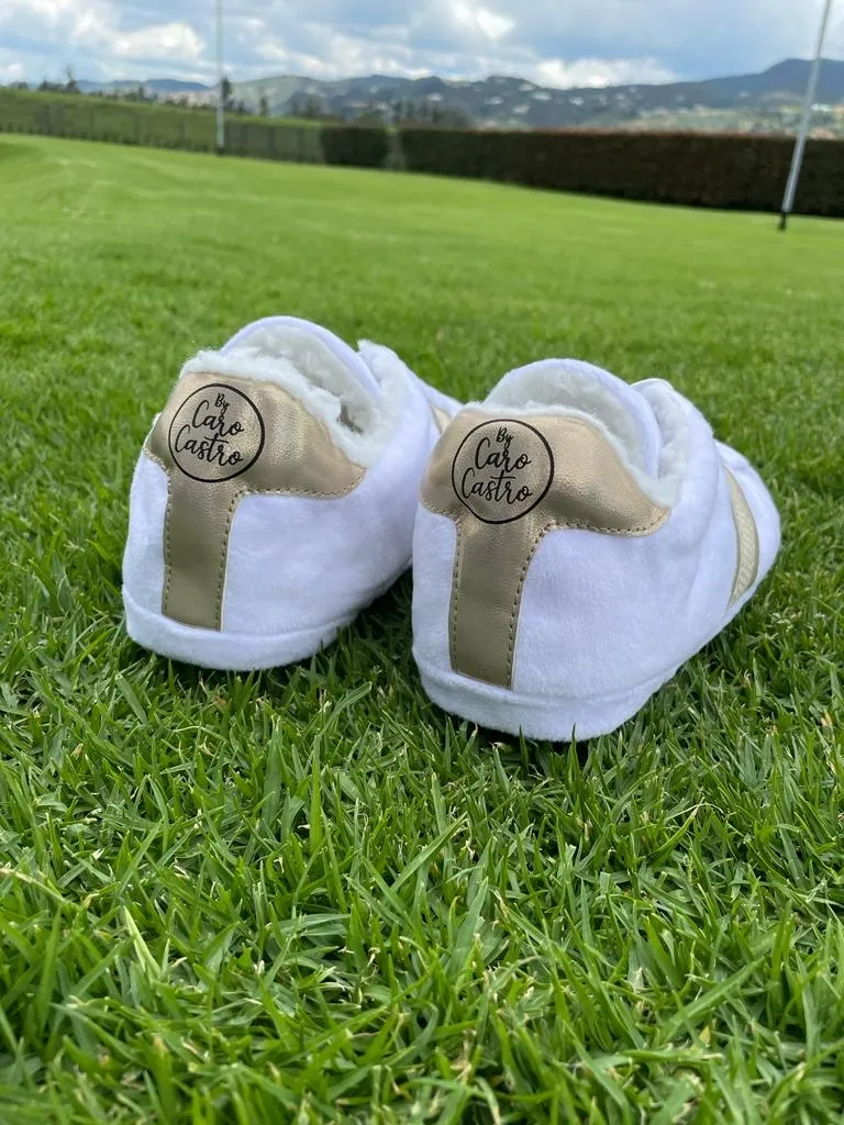 Babuchas Tennis Blancas con Línea Dorada 3