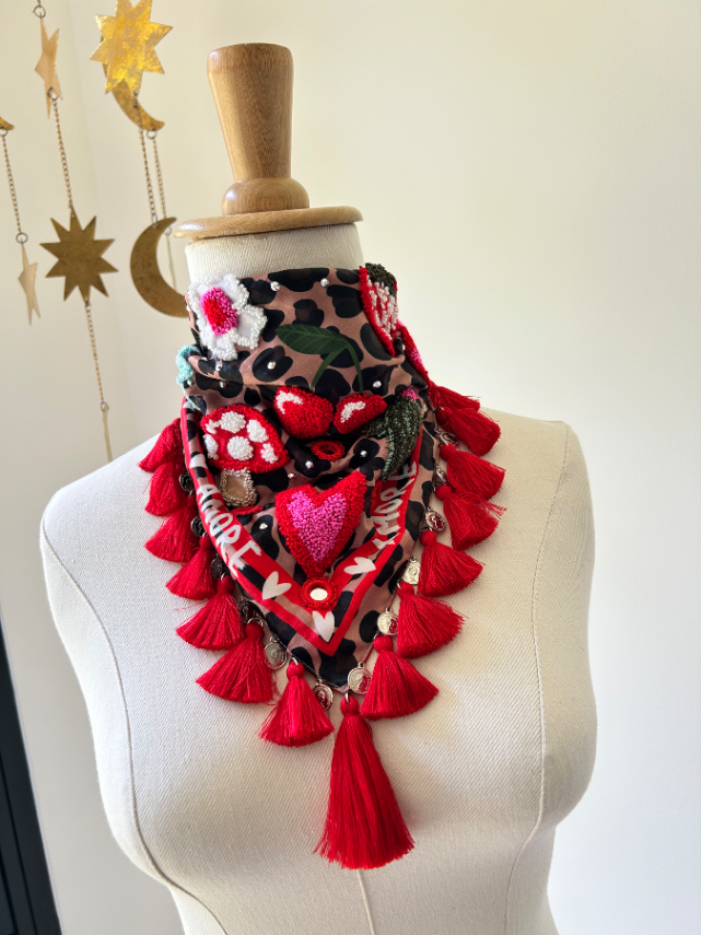 pañoleta bordada “Jardín de Alegría” 4