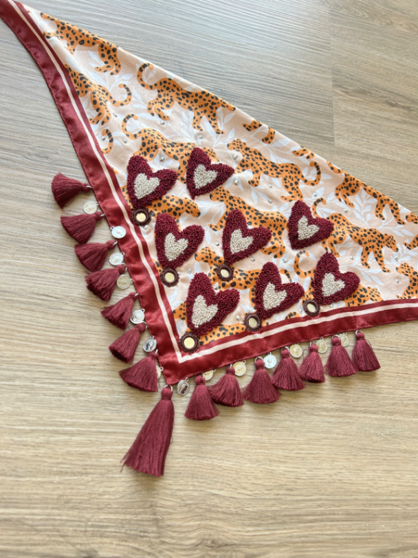 Pañoleta bordada Leopardos Amorosos Vinotinto