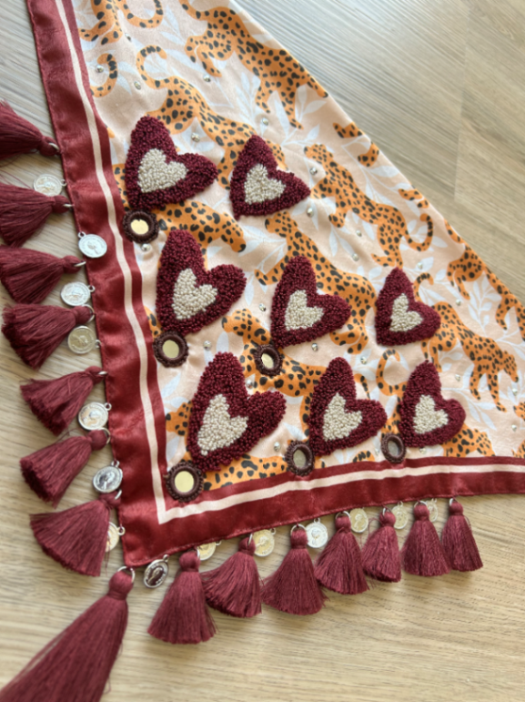 Pañoleta bordada Leopardos Amorosos Vinotinto 2