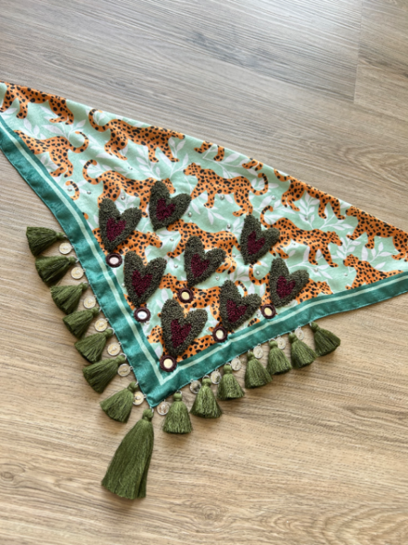 Pañoleta bordada Leopardos Amoroso Verde