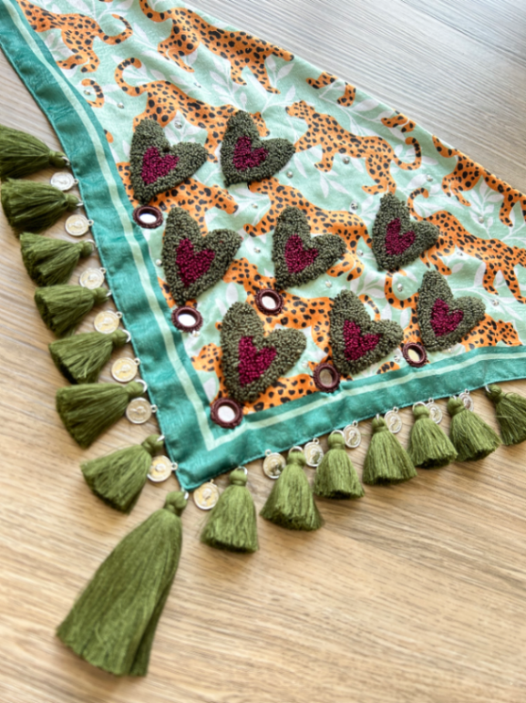Pañoleta bordada Leopardos Amoroso Verde 2
