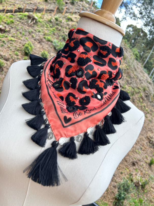 Pañoleta Bordada Animal Print Naranja/Negro 4